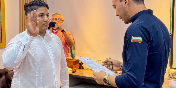 El alcalde Juan Qüenza posesionó a Jhon Edinson Giraldo como nuevo secretario de Salud Municipal