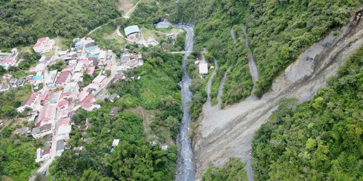 Gobernación de Casanare, remueve gigantesco alud de tierra en La Salina