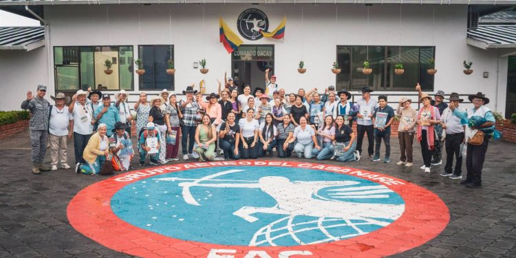 Una experiencia que llevó a 60 adultos mayores a conocer la aviación