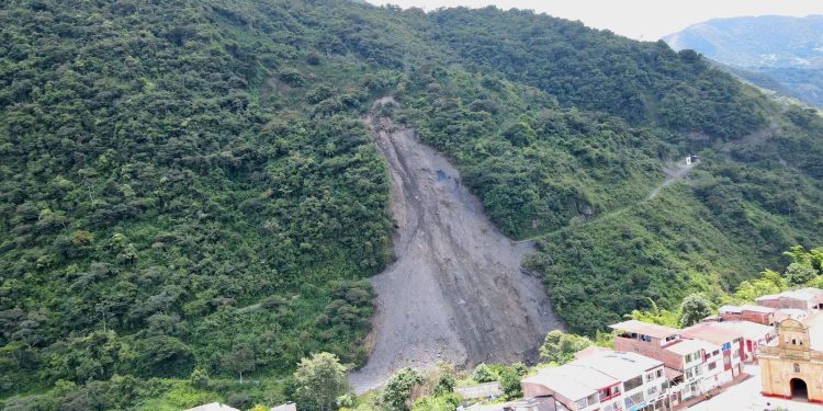Alud de tierra en La Salina ya puede ser intervenido: Gobernador envía maquinaria
