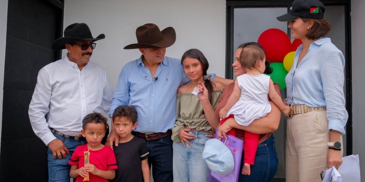 Zorro hace entrega de viviendas a familias casanareñas