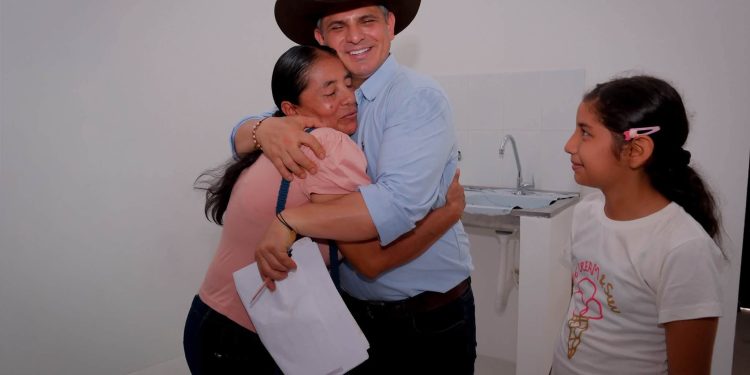 Zorro hace entrega de viviendas a familias casanareñas