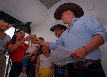 Zorro hace entrega de viviendas a familias casanareñas