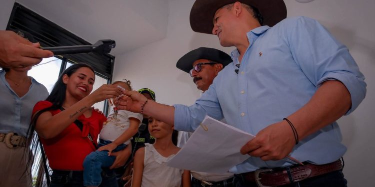 Zorro hace entrega de viviendas a familias casanareñas