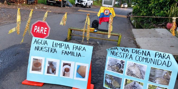 ¡Se cansaron de esperar! Comunidad bloquea la vía a El Morro y exige respuestas
