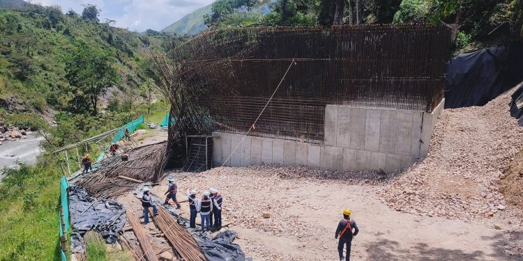 Siete trabajadores heridos deja accidente en obra del viaducto sobre el río Cravo Sur, en Labranzagrande